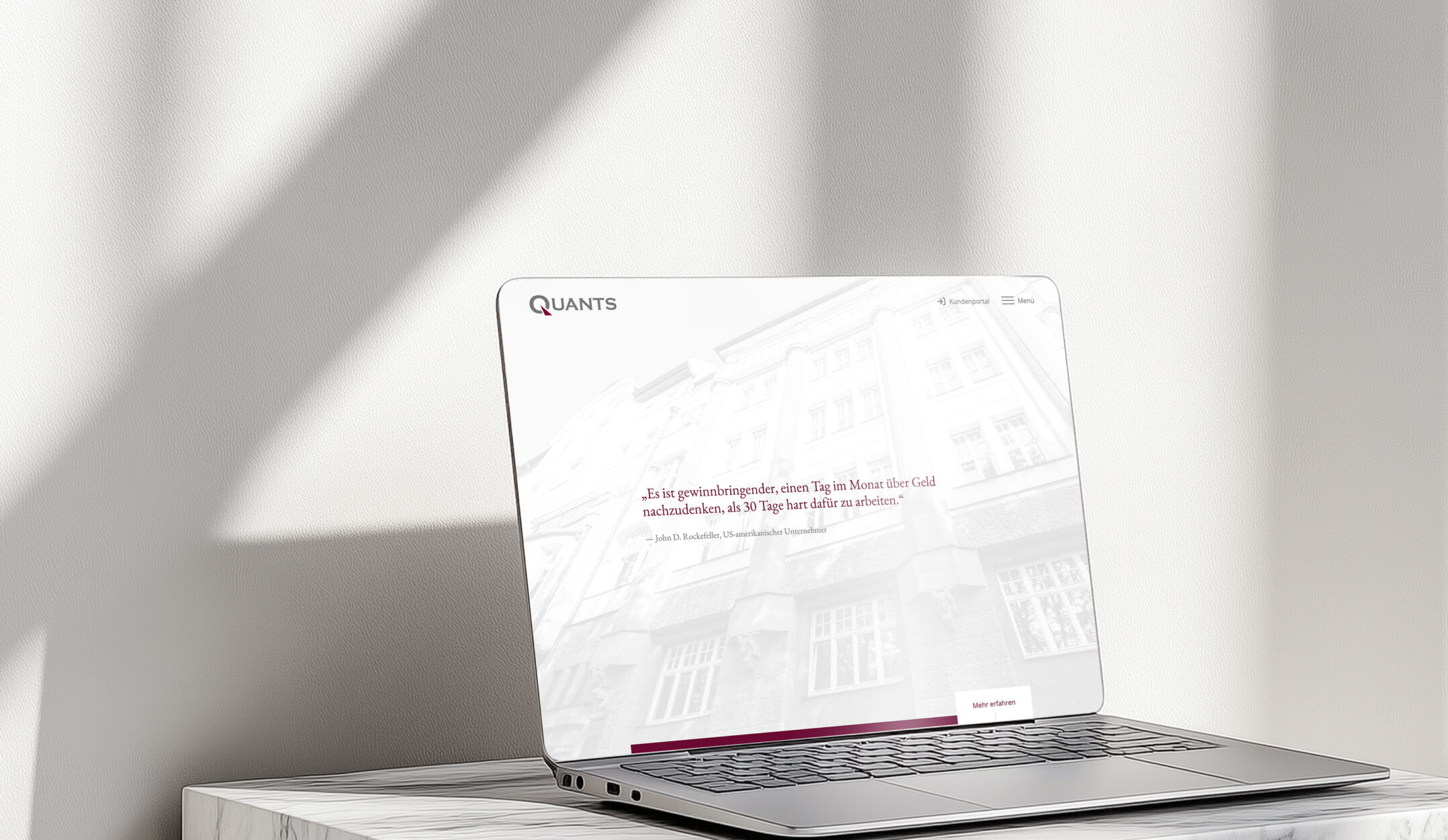 Laptop zeigt einen Screenshot der Website von Quants Vermögensmanagement
