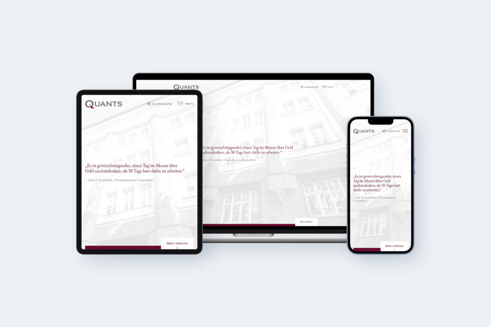 Präsentation der Quants-Website auf 3 verschiedenen Endgeräten gleichzeitig - einem Tablet, einem Laptop und auf einem Smartphone