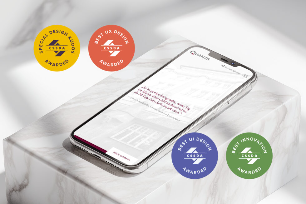 Smartphone zeigt einen Screenshot der Website von Quants Vermögensmanagement in der mobilen Ansicht, außerdem sind 4 Abzeichen von CSS Design Awards zu sehen