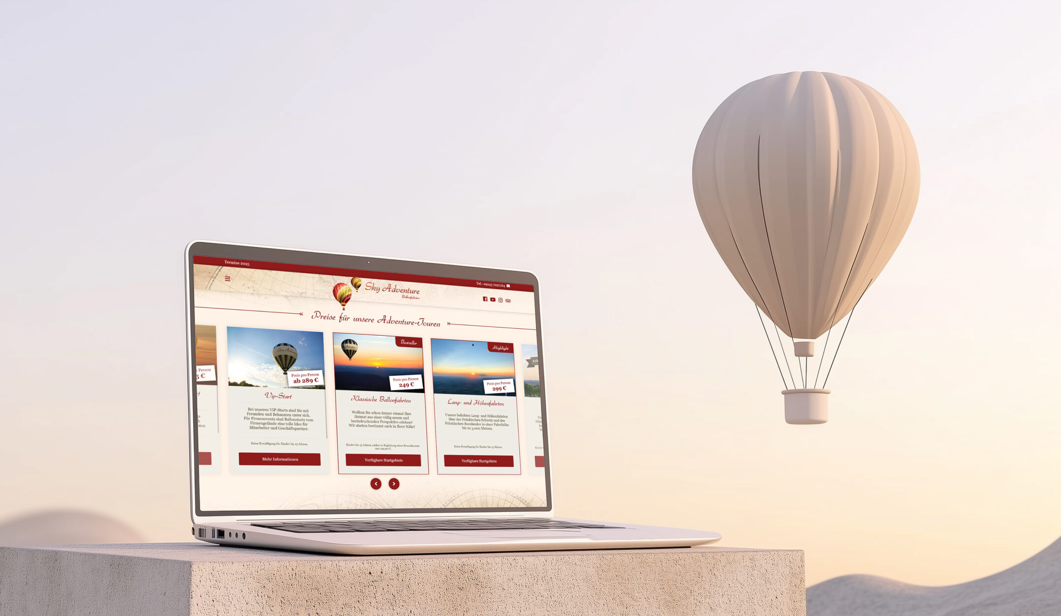 Laptop zeigt einen Screenshot der Website von Sky Adventure, im Hintergrund fährt ein Heißluftballon