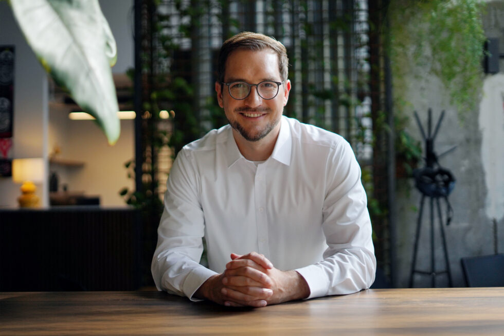 Portrait von Adrian Fischer, Geschäftsführer der Digitalisierungsagentur drei w. marketing